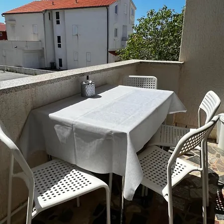 Sun N' Fun Apartments With Pool Novalja Exterior photo