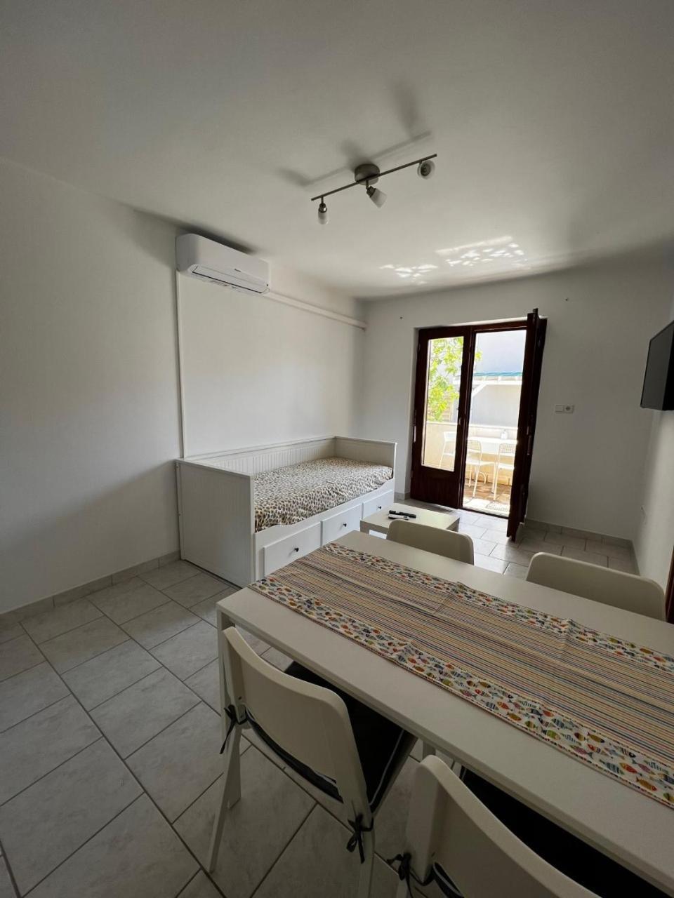 Sun N' Fun With Pool Appartement Novalja